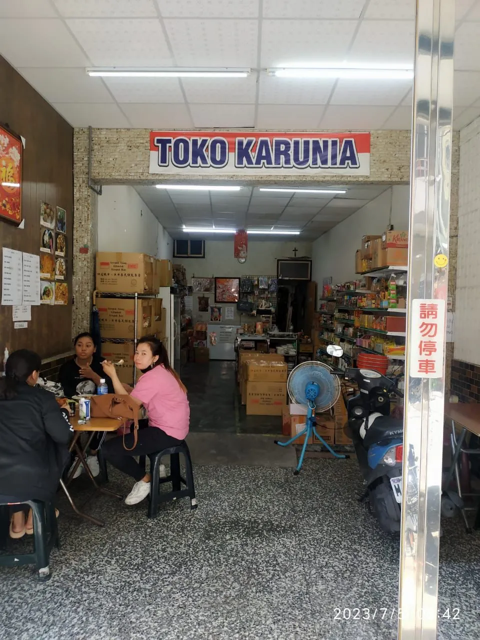 Menghimpun Kebahagiaan: Toko Karunia 2 yang Menjadi Jantung Tradisi Cilacap